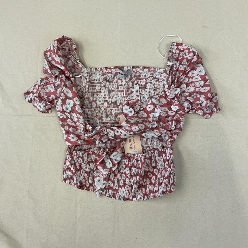 Pink floral smocked crop top 🌸‎